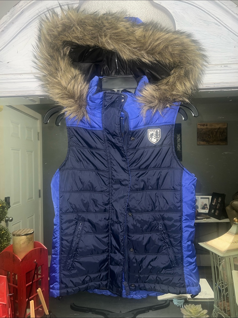 Women's American Eagle, outfitters puff jacket with fox fur lined hood.